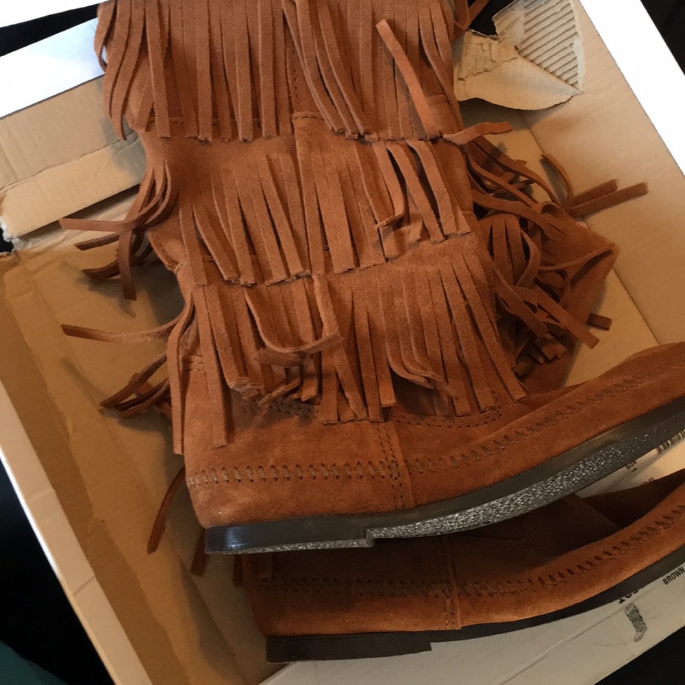 Minnetonka women’s 3 layer fringe boot brown size8